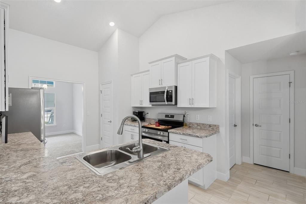 На продажу: $410,000 (4 спален, 2 ванн, 2169 Квадратных фут)