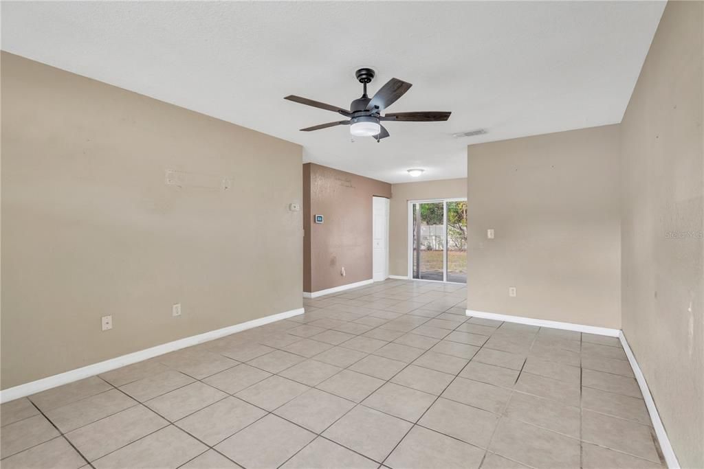 En Venta: $329,900 (4 camas, 2 baños, 1228 Pies cuadrados)