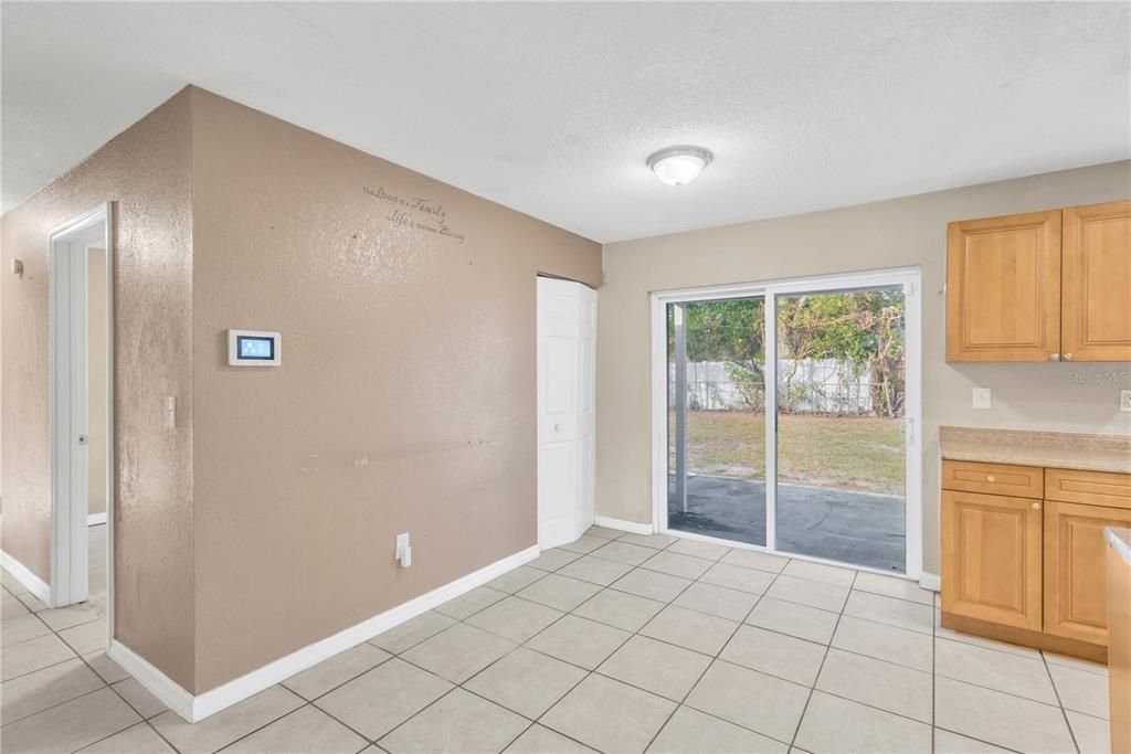 En Venta: $329,900 (4 camas, 2 baños, 1228 Pies cuadrados)