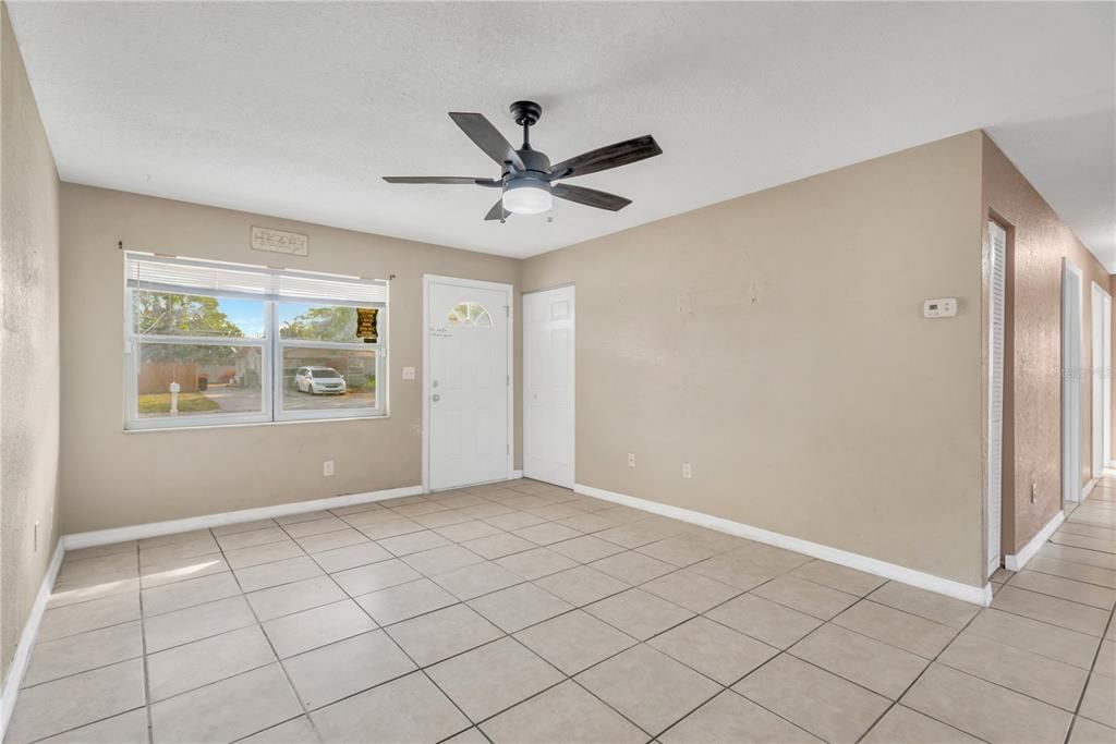 En Venta: $329,900 (4 camas, 2 baños, 1228 Pies cuadrados)