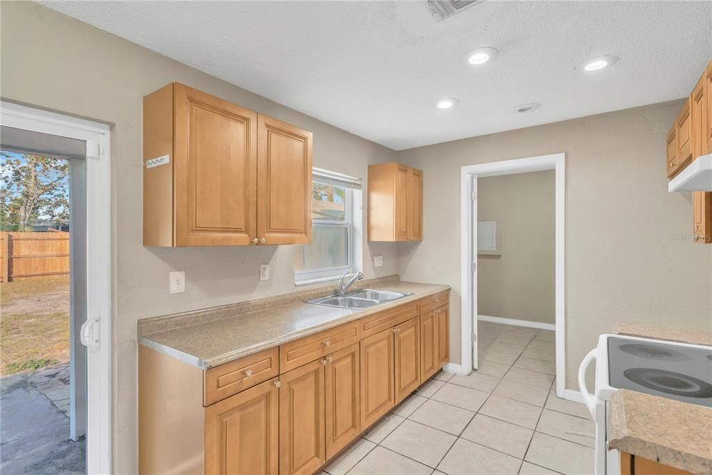 En Venta: $329,900 (4 camas, 2 baños, 1228 Pies cuadrados)