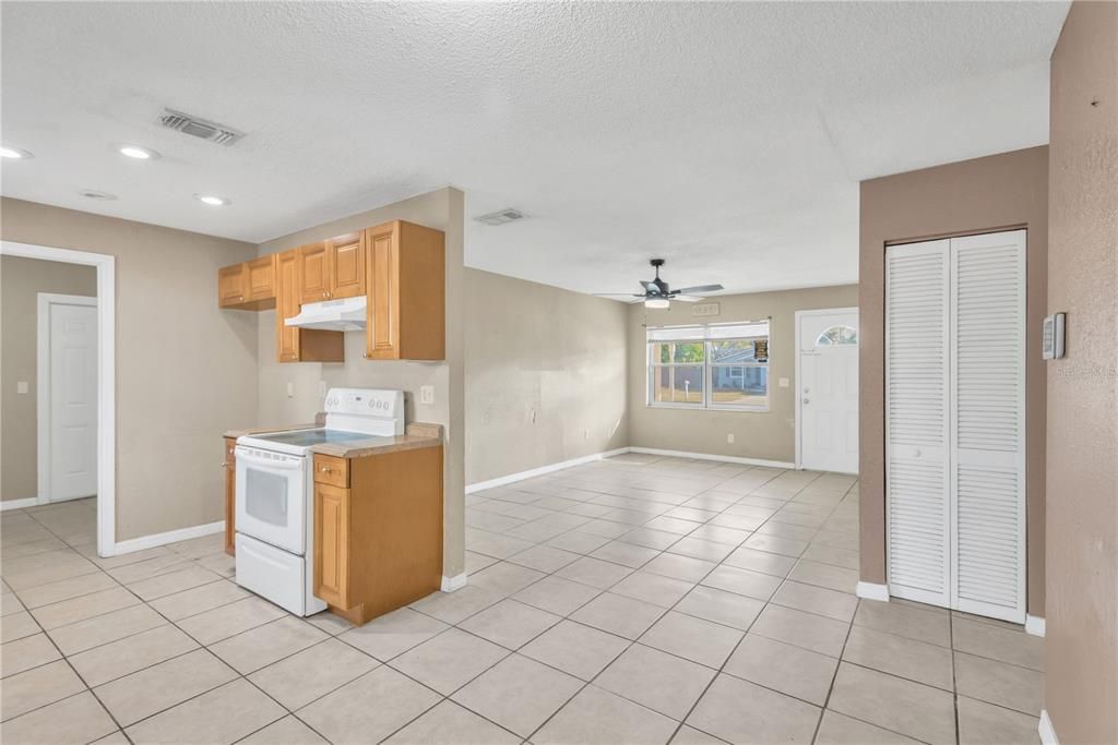 En Venta: $329,900 (4 camas, 2 baños, 1228 Pies cuadrados)