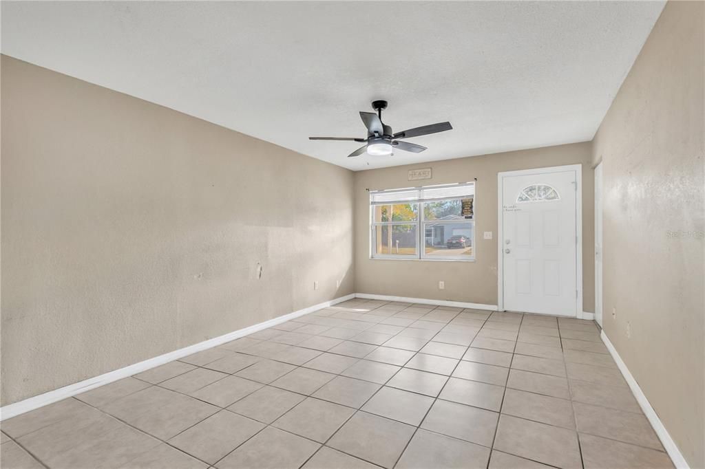 En Venta: $329,900 (4 camas, 2 baños, 1228 Pies cuadrados)