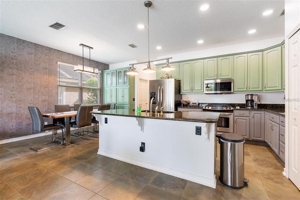 En Venta: $650,000 (5 camas, 2 baños, 2708 Pies cuadrados)