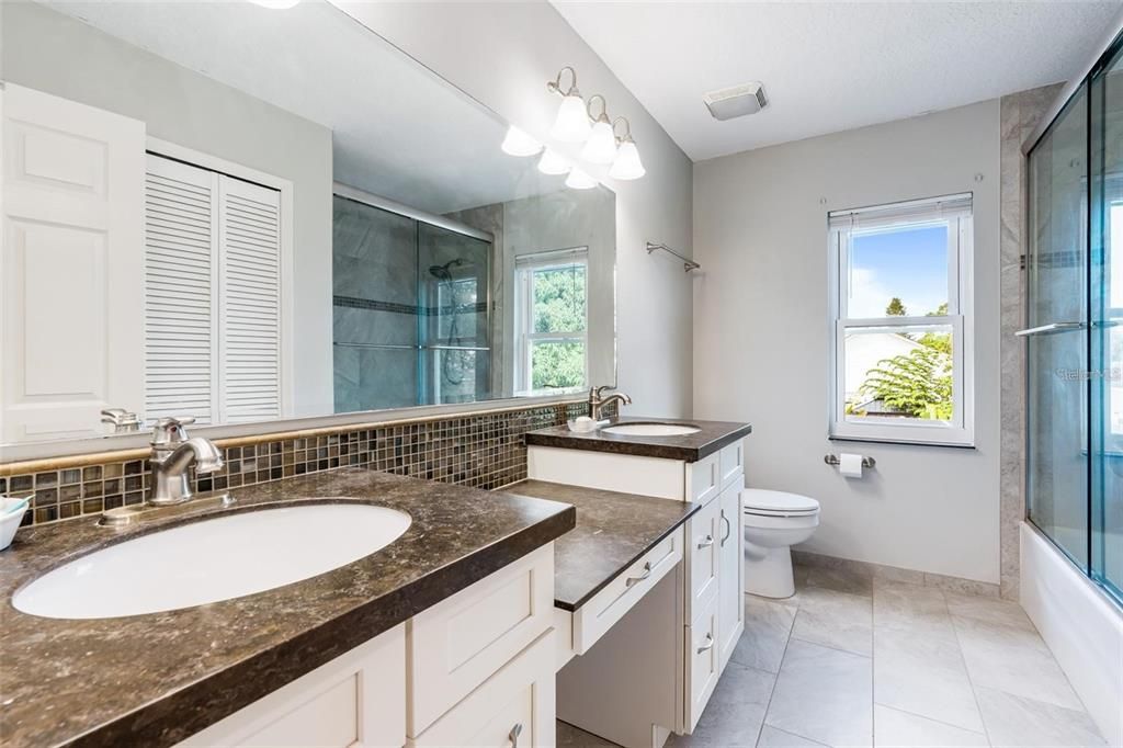 En Venta: $650,000 (5 camas, 2 baños, 2708 Pies cuadrados)