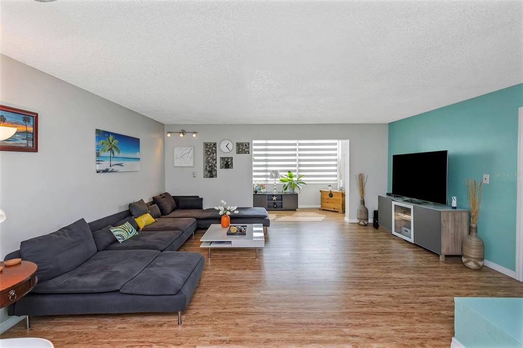 For Sale: $169,900 (2 beds, 2 baths, 1075 Square Feet)