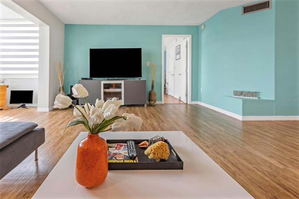 For Sale: $169,900 (2 beds, 2 baths, 1075 Square Feet)