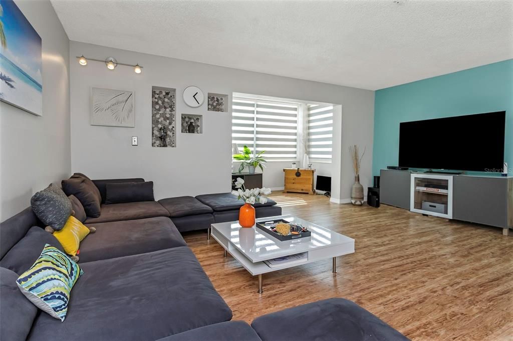 For Sale: $169,900 (2 beds, 2 baths, 1075 Square Feet)