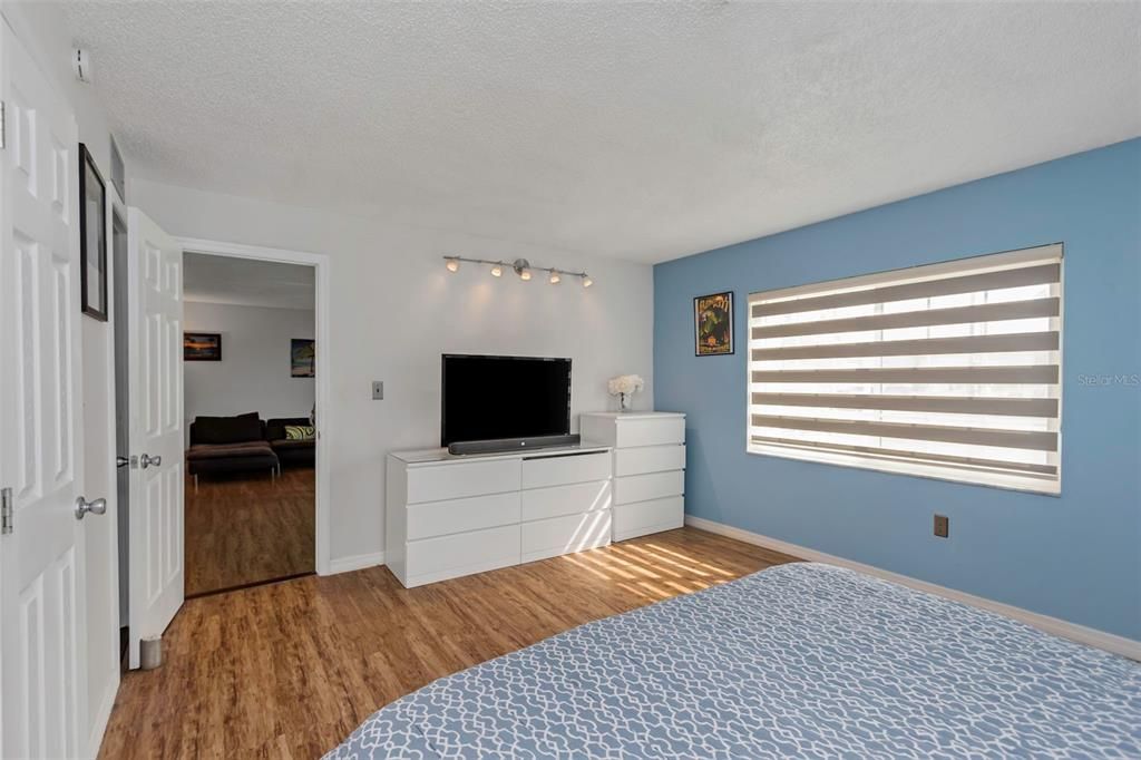 For Sale: $169,900 (2 beds, 2 baths, 1075 Square Feet)