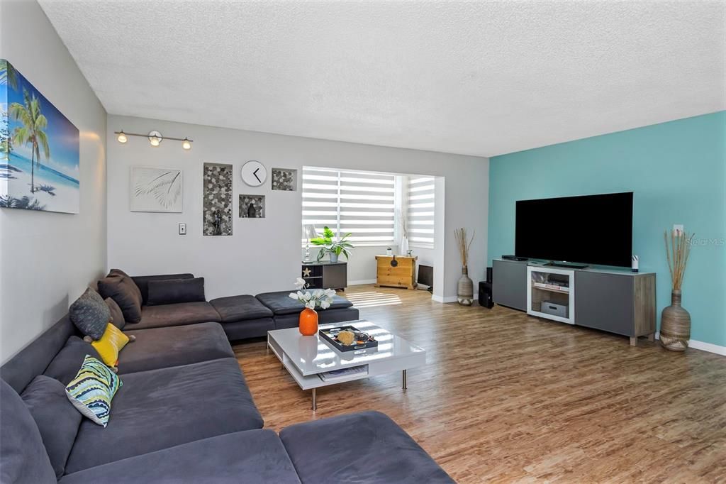 For Sale: $169,900 (2 beds, 2 baths, 1075 Square Feet)