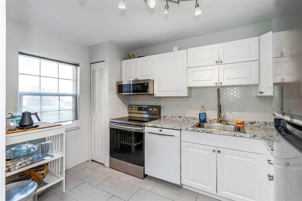 For Sale: $169,900 (2 beds, 2 baths, 1075 Square Feet)