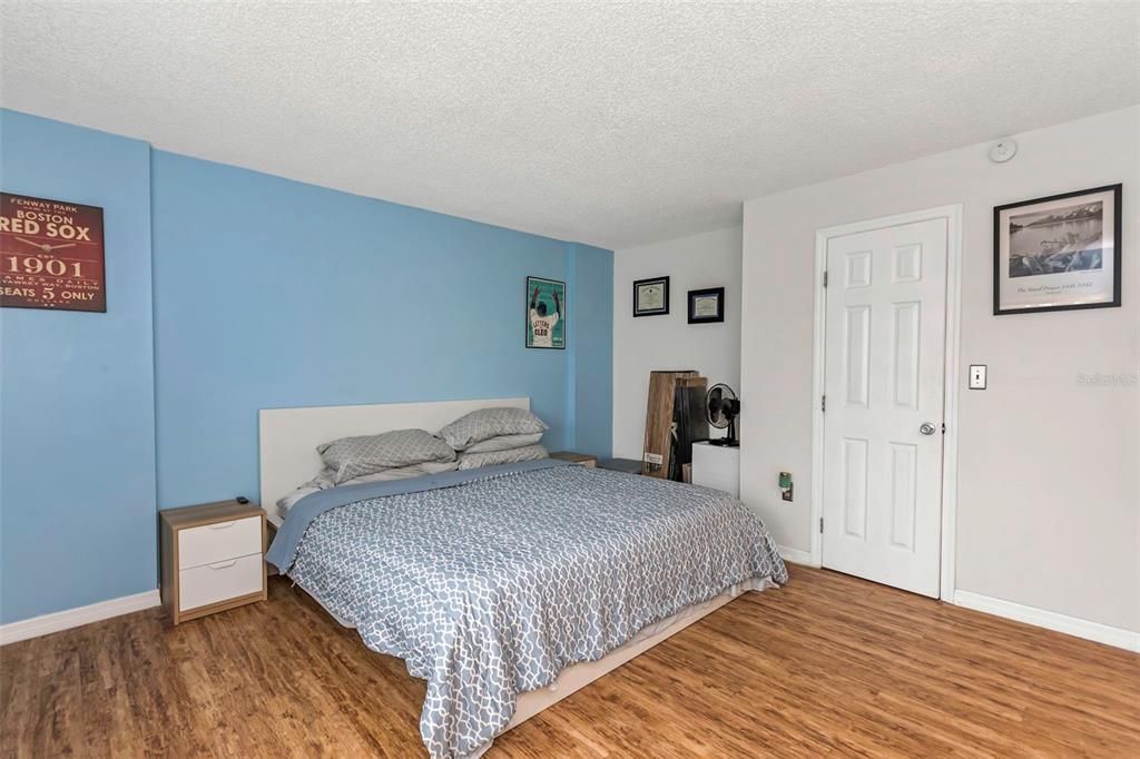 For Sale: $169,900 (2 beds, 2 baths, 1075 Square Feet)