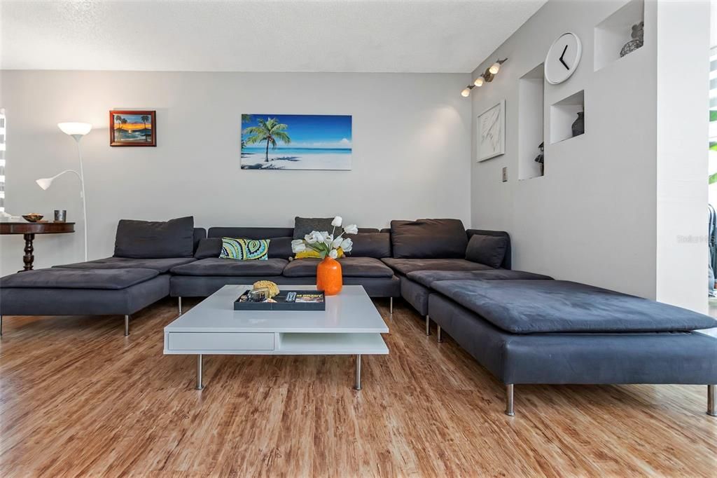 For Sale: $169,900 (2 beds, 2 baths, 1075 Square Feet)