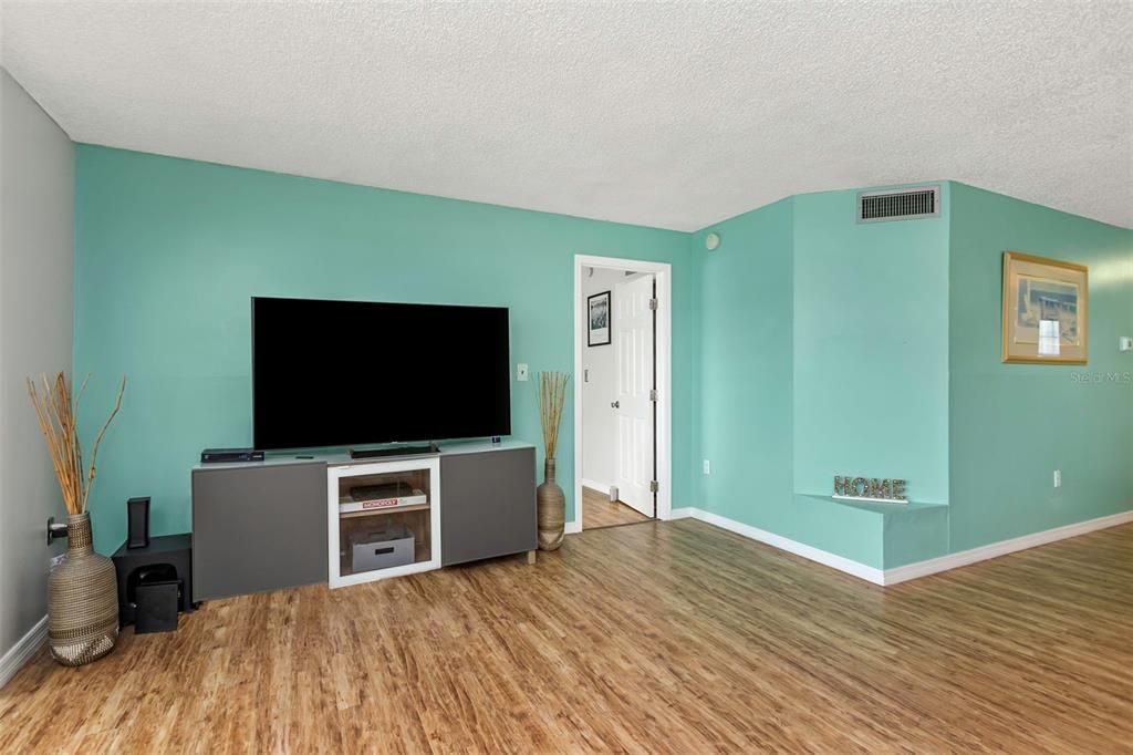 For Sale: $169,900 (2 beds, 2 baths, 1075 Square Feet)