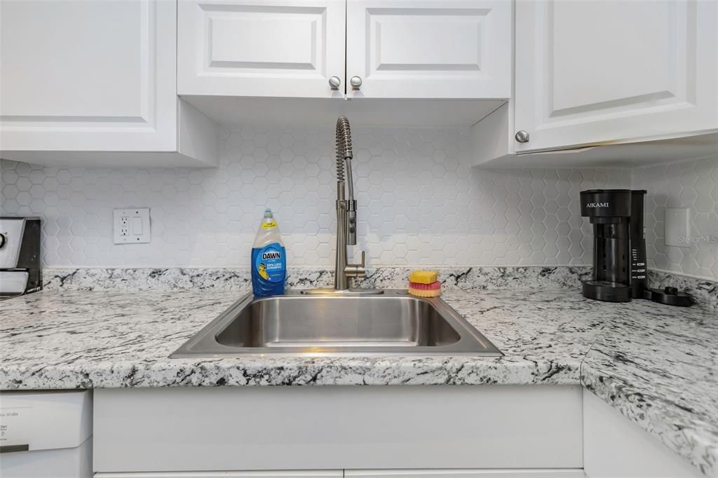 For Sale: $169,900 (2 beds, 2 baths, 1075 Square Feet)