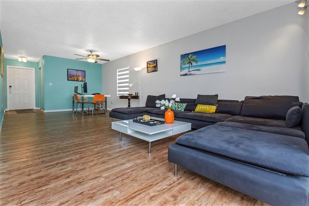 For Sale: $169,900 (2 beds, 2 baths, 1075 Square Feet)