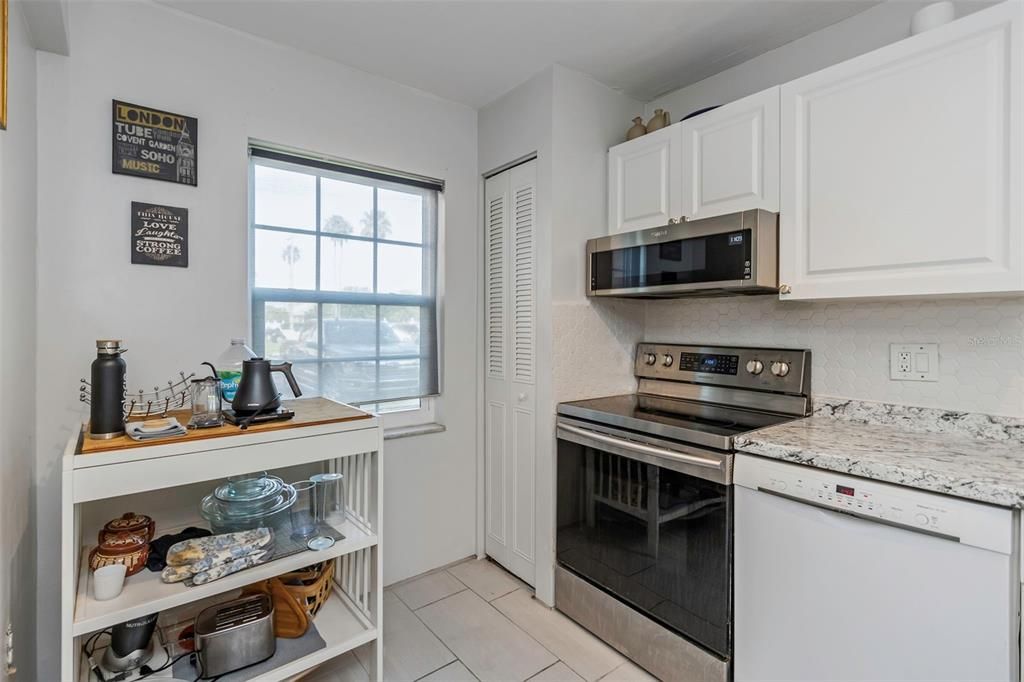 For Sale: $169,900 (2 beds, 2 baths, 1075 Square Feet)