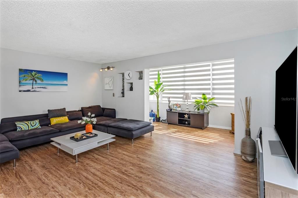 For Sale: $169,900 (2 beds, 2 baths, 1075 Square Feet)