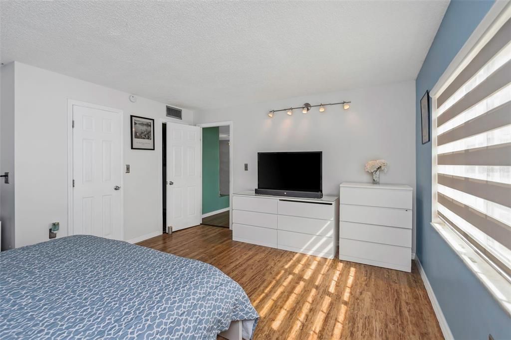 For Sale: $169,900 (2 beds, 2 baths, 1075 Square Feet)