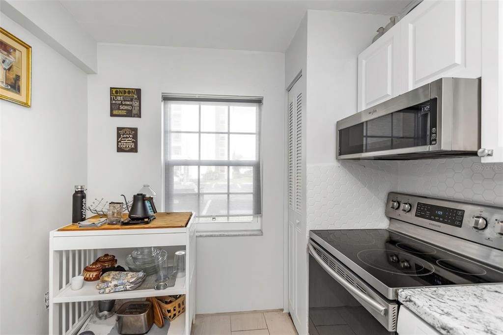 For Sale: $169,900 (2 beds, 2 baths, 1075 Square Feet)