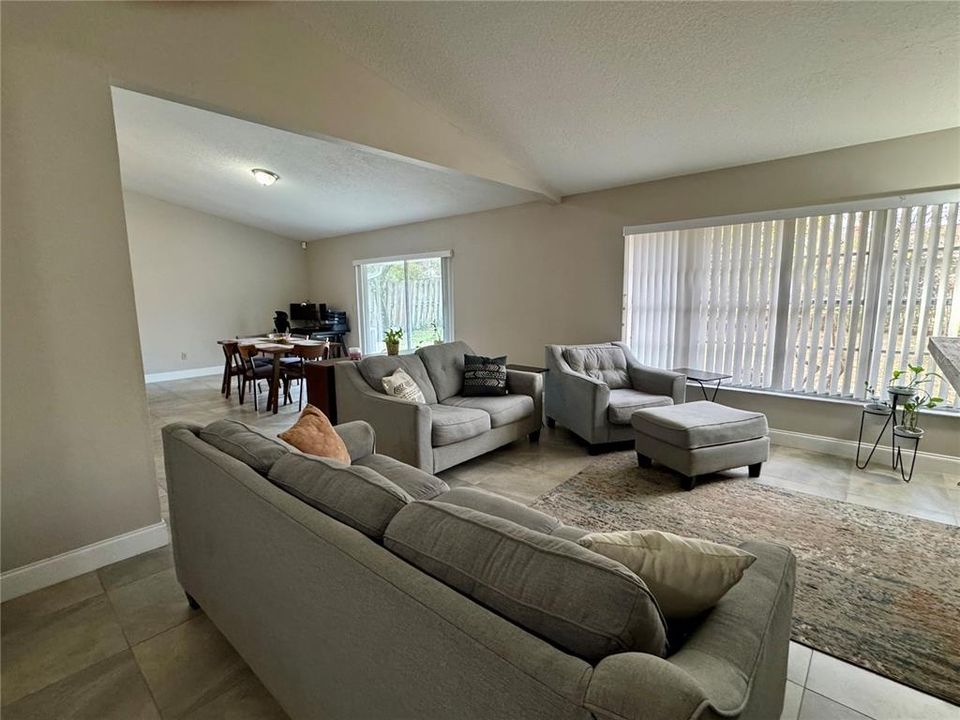 На продажу: $329,900 (3 спален, 2 ванн, 1524 Квадратных фут)