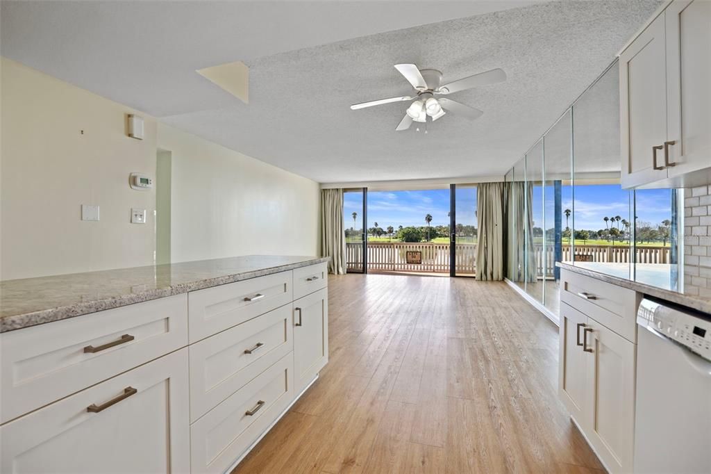 出租: $2,600 (1 贝兹, 1 浴室, 885 平方英尺)