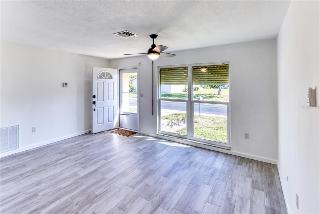 На продажу: $268,000 (2 спален, 1 ванн, 822 Квадратных фут)