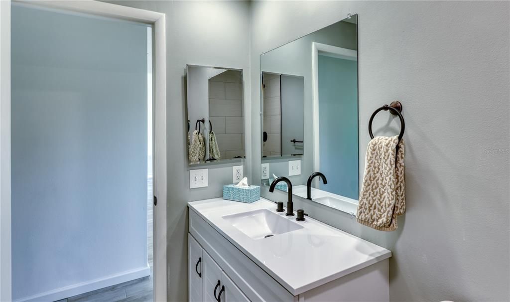 На продажу: $268,000 (2 спален, 1 ванн, 822 Квадратных фут)