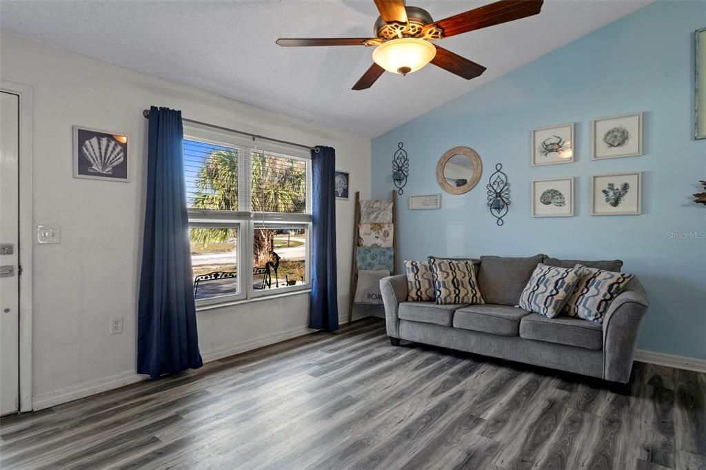 For Sale: $299,000 (3 beds, 2 baths, 1185 Square Feet)