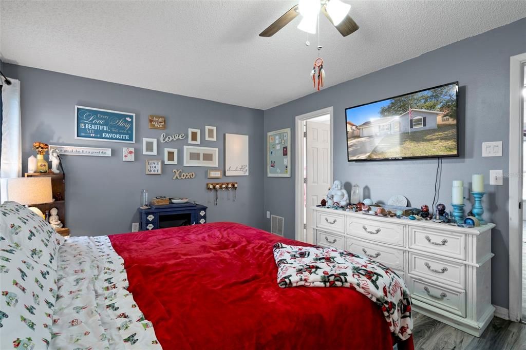 For Sale: $299,000 (3 beds, 2 baths, 1185 Square Feet)