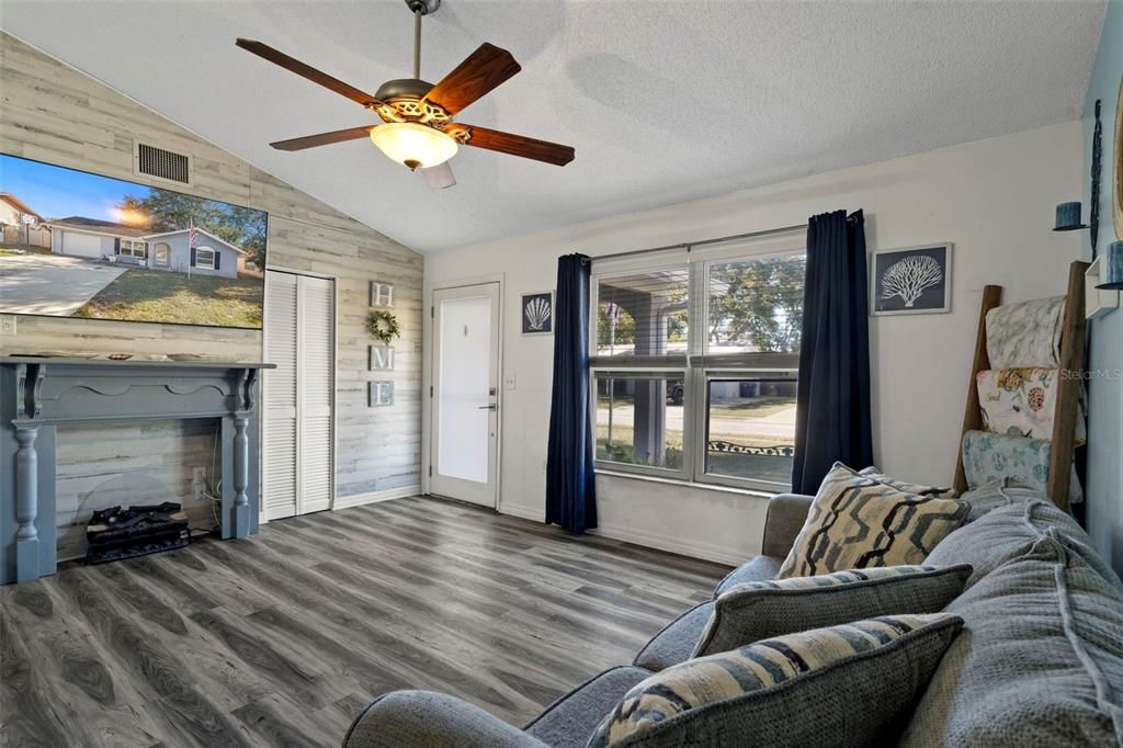 For Sale: $299,000 (3 beds, 2 baths, 1185 Square Feet)