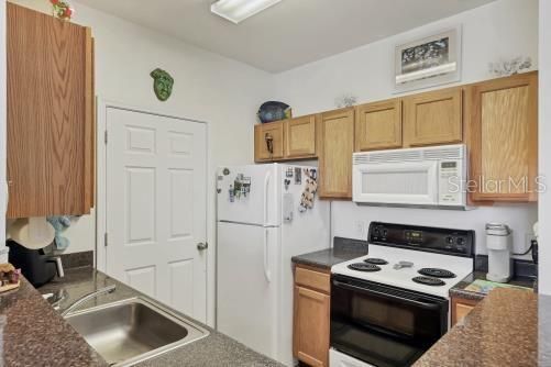 For Sale: $219,000 (2 beds, 1 baths, 1008 Square Feet)