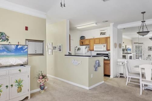 For Sale: $219,000 (2 beds, 1 baths, 1008 Square Feet)
