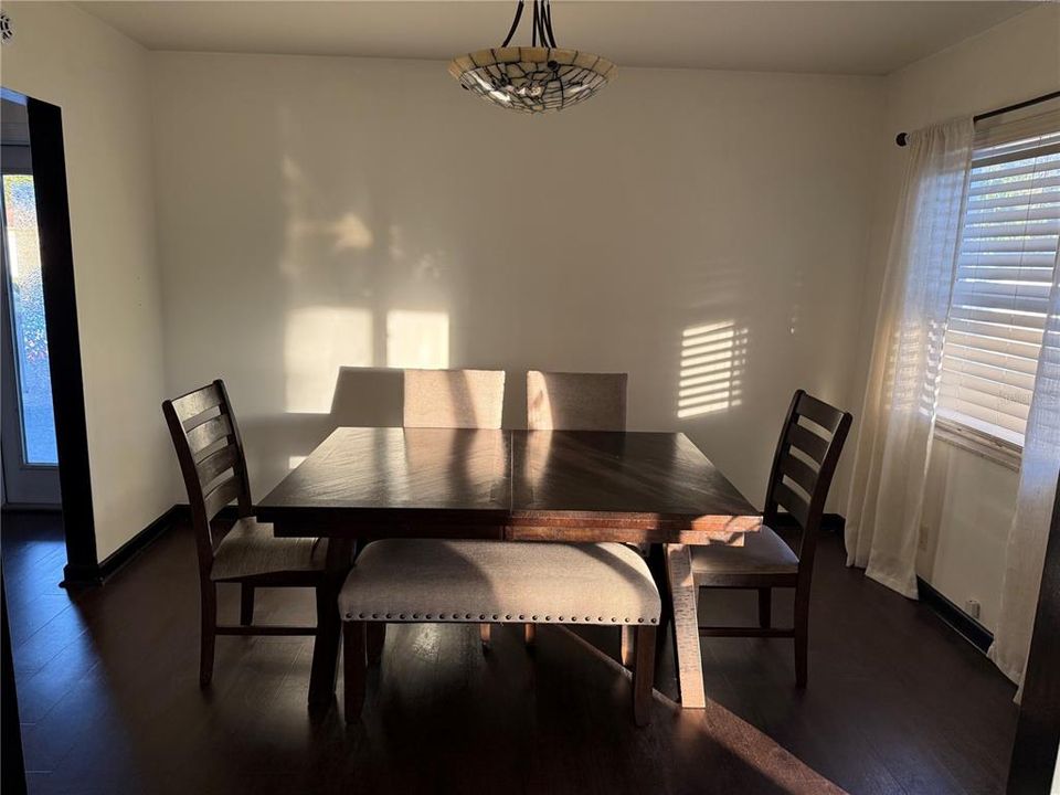 For Rent: $2,500 (3 beds, 2 baths, 1302 Square Feet)