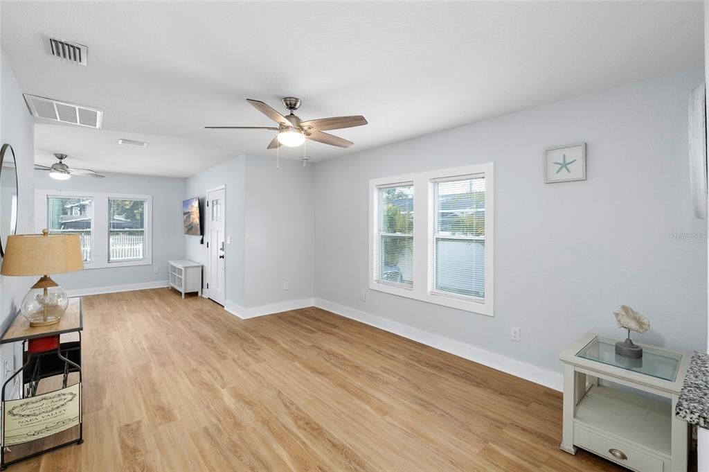 待售: $449,999 (4 贝兹, 3 浴室, 1598 平方英尺)