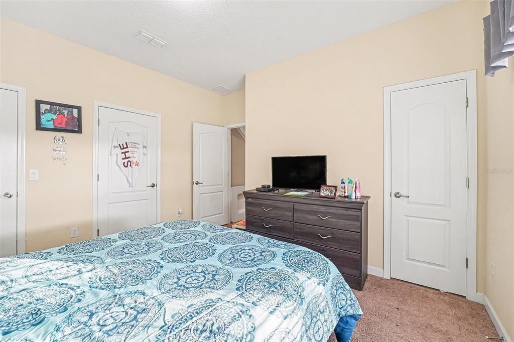 На продажу: $355,000 (4 спален, 3 ванн, 1902 Квадратных фут)