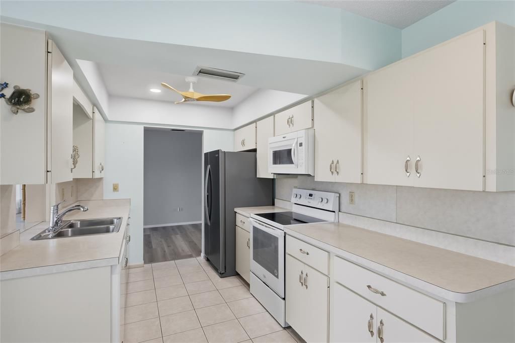 待售: $230,000 (2 贝兹, 1 浴室, 1201 平方英尺)