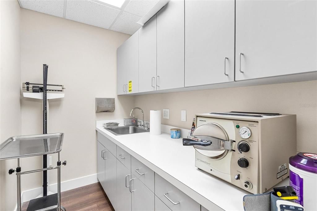 For Sale: $399,900 (0 beds, 0 baths, 1400 Square Feet)