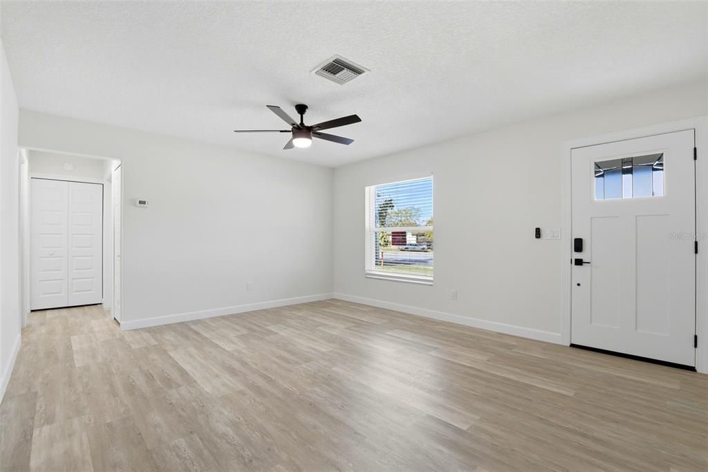 На продажу: $299,900 (2 спален, 2 ванн, 1101 Квадратных фут)