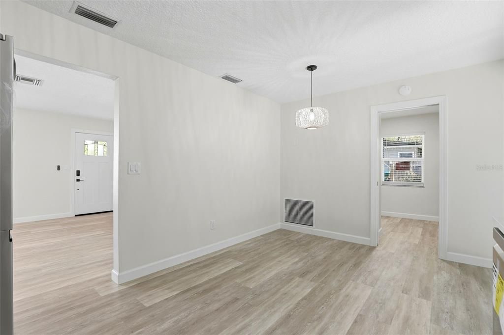 На продажу: $299,900 (2 спален, 2 ванн, 1101 Квадратных фут)