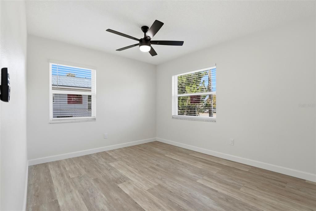 На продажу: $299,900 (2 спален, 2 ванн, 1101 Квадратных фут)