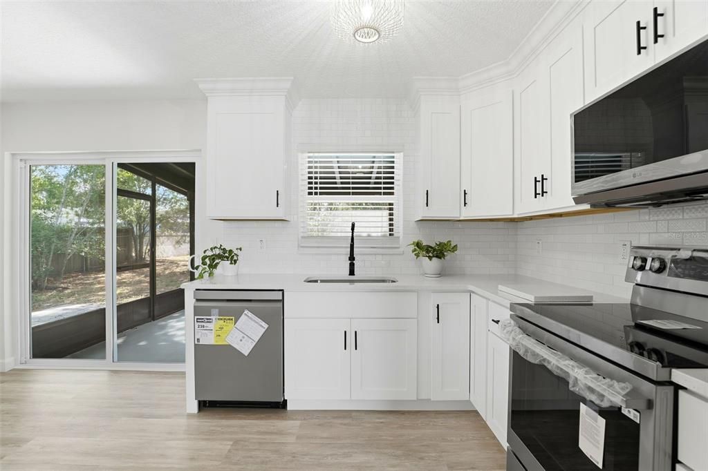 На продажу: $299,900 (2 спален, 2 ванн, 1101 Квадратных фут)