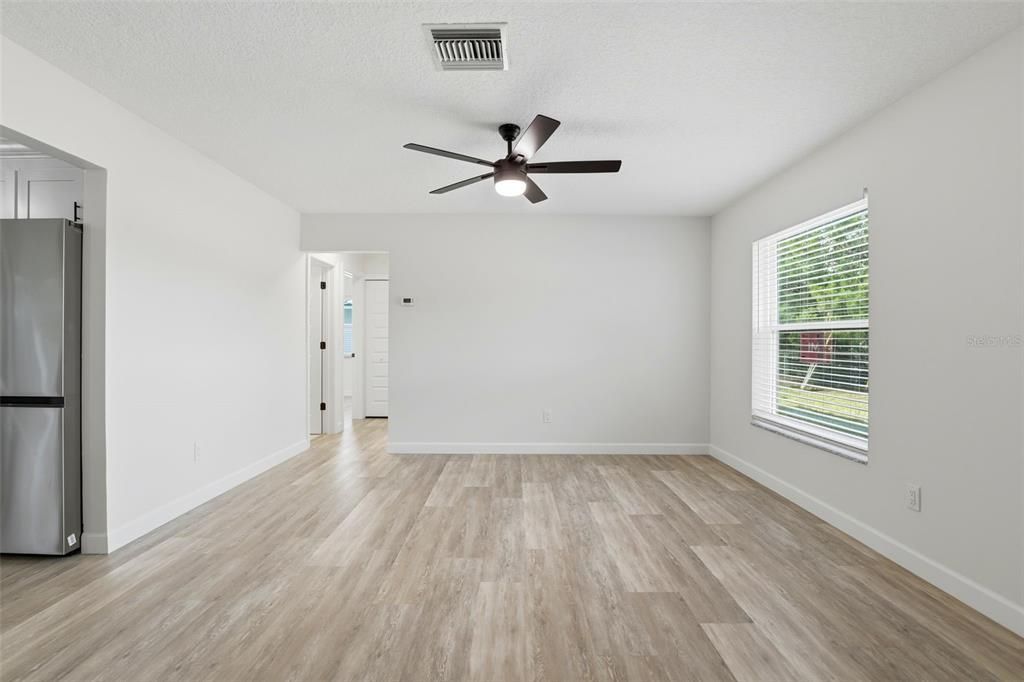 На продажу: $299,900 (2 спален, 2 ванн, 1101 Квадратных фут)