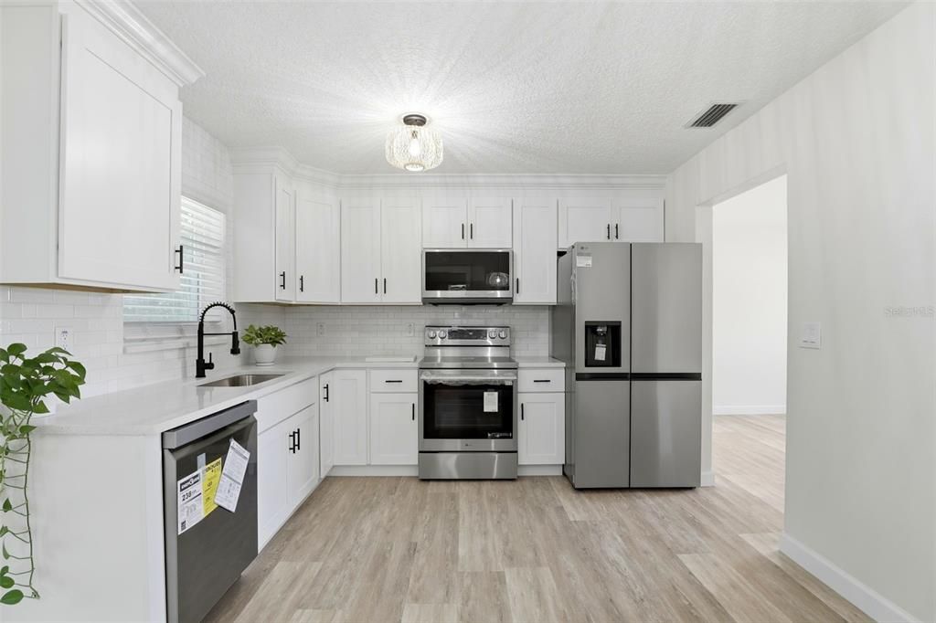 На продажу: $299,900 (2 спален, 2 ванн, 1101 Квадратных фут)