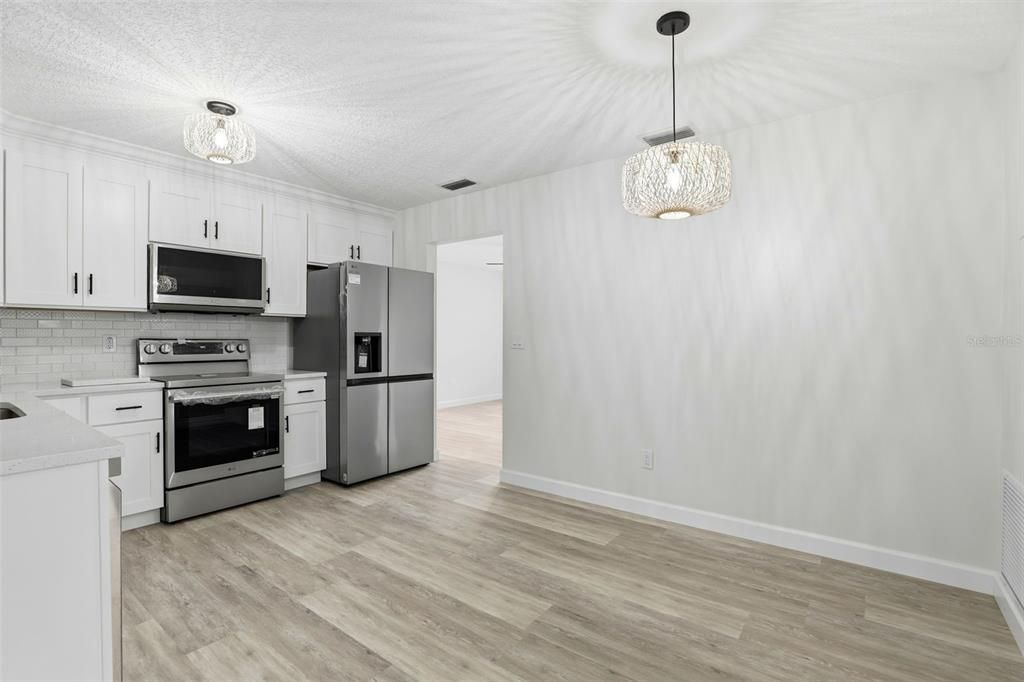 На продажу: $299,900 (2 спален, 2 ванн, 1101 Квадратных фут)