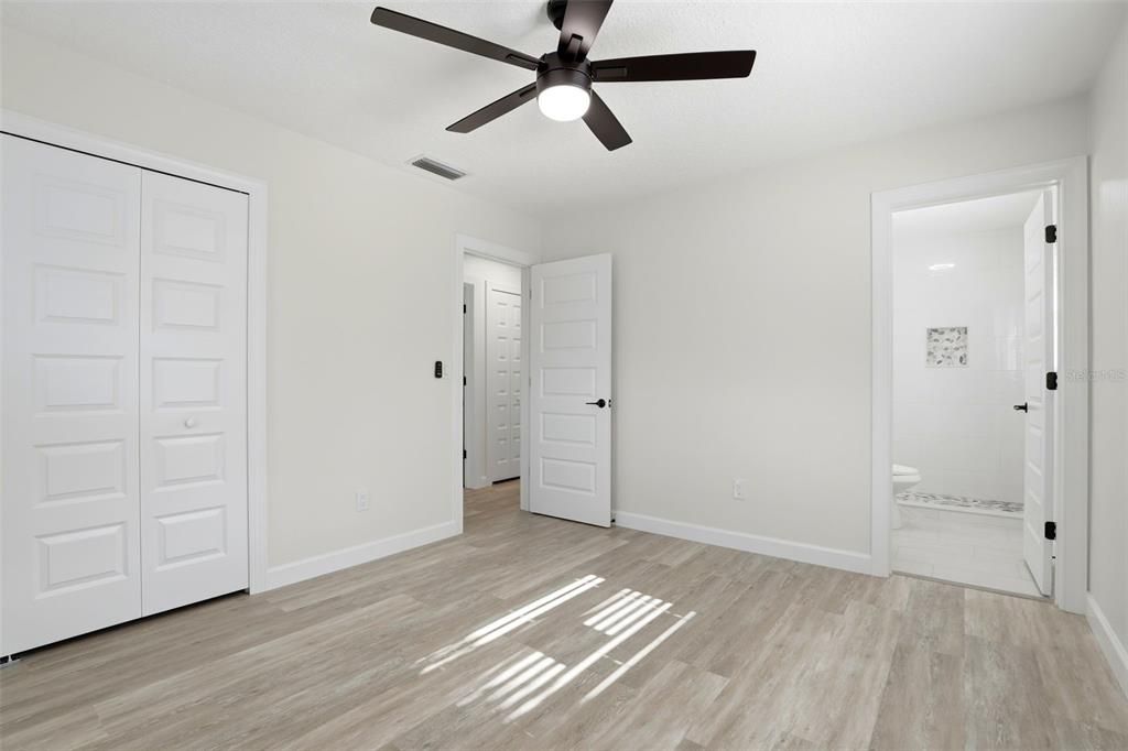 На продажу: $299,900 (2 спален, 2 ванн, 1101 Квадратных фут)