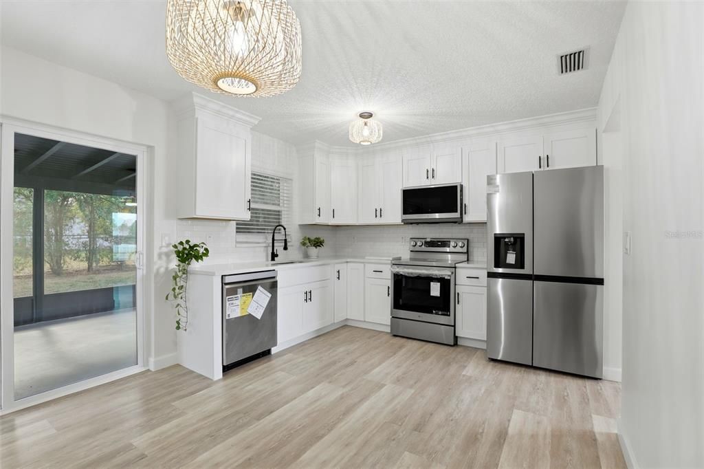 На продажу: $299,900 (2 спален, 2 ванн, 1101 Квадратных фут)