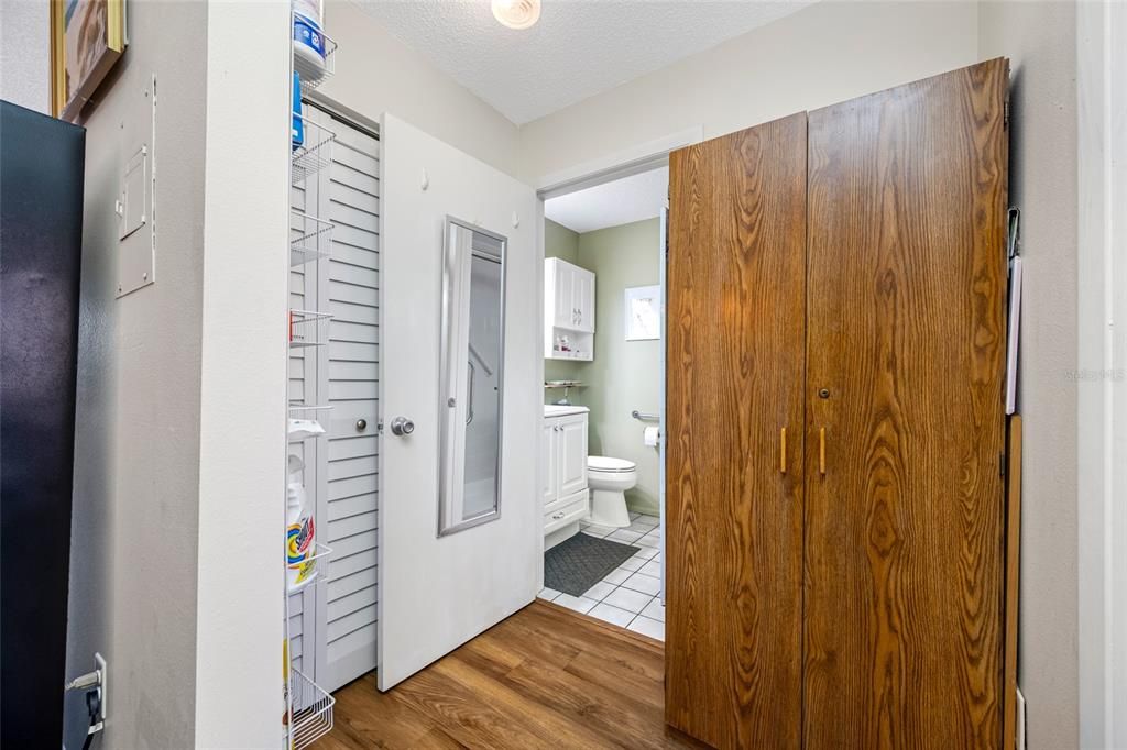 For Sale: $119,000 (1 beds, 1 baths, 735 Square Feet)