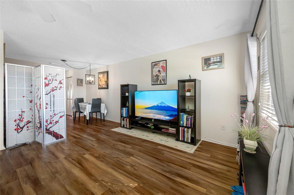 For Sale: $119,000 (1 beds, 1 baths, 735 Square Feet)