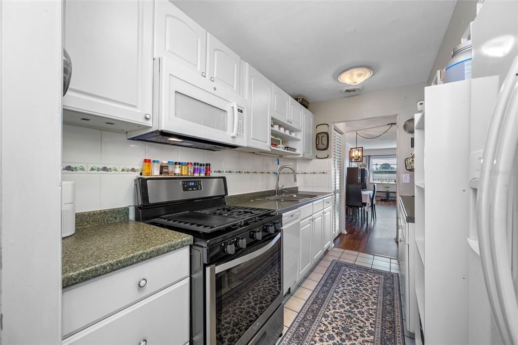 For Sale: $119,000 (1 beds, 1 baths, 735 Square Feet)